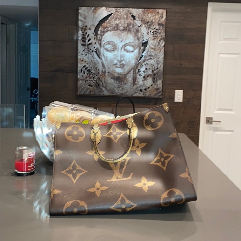 LV purse. Used once. Great condition. Real!